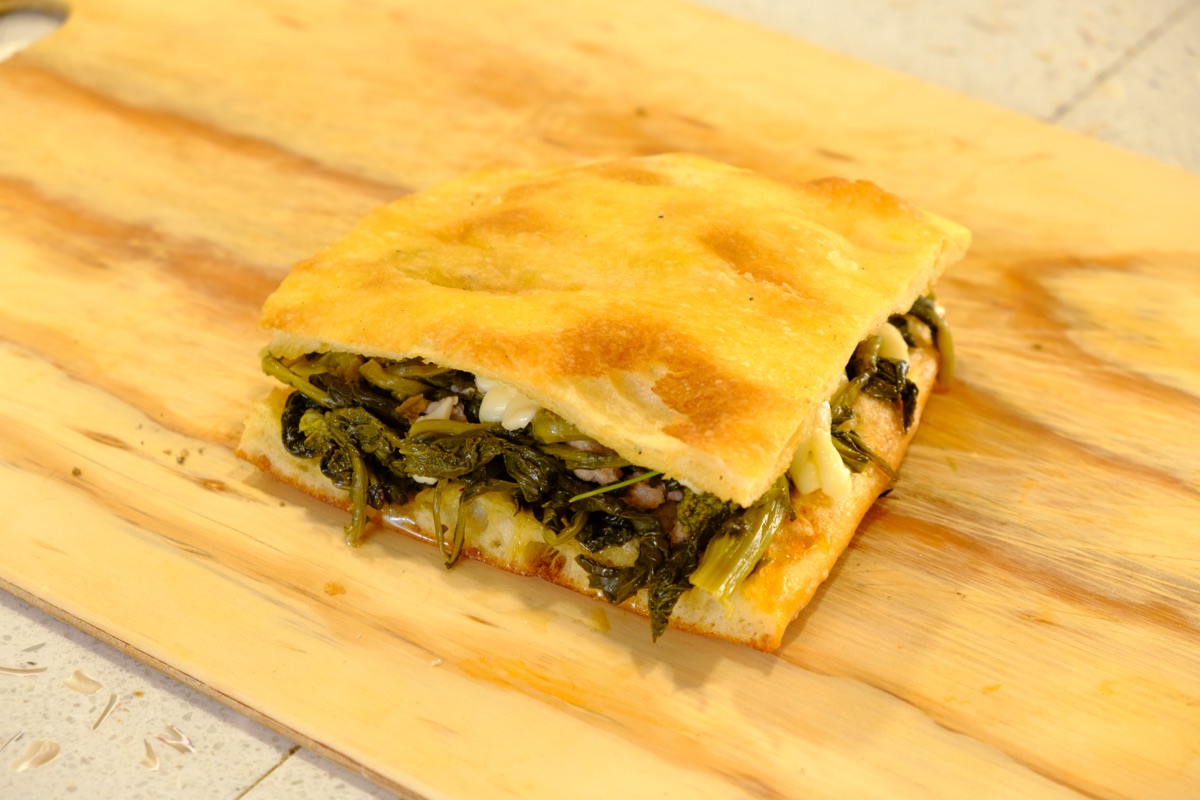 Focaccia Salsiccia Friarielli e Provola